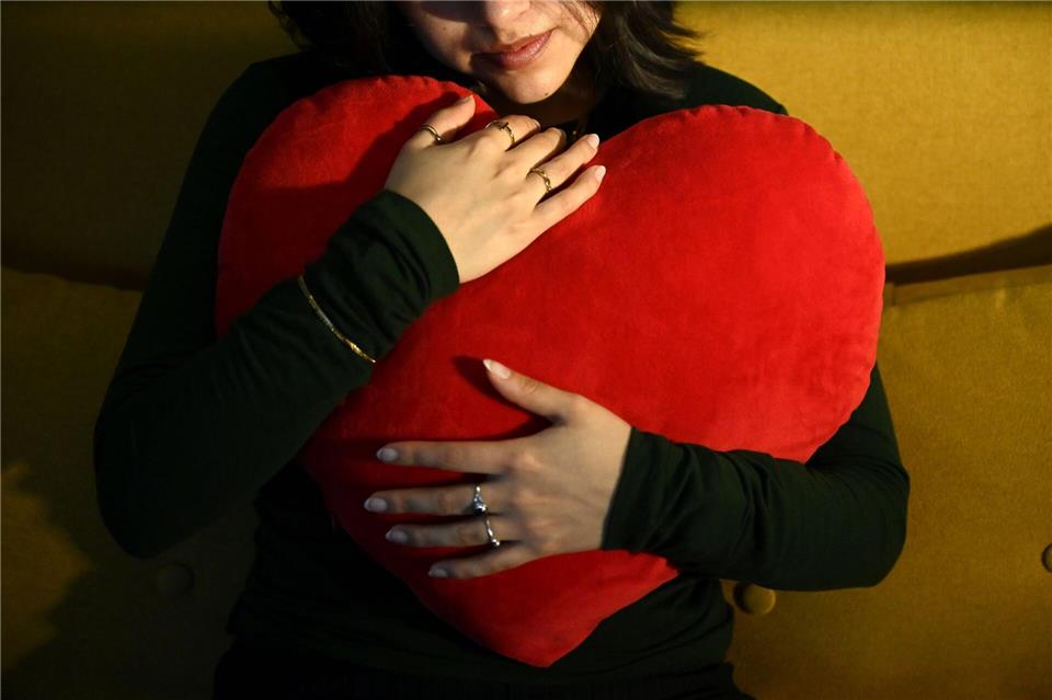 Lass dich drücken: Das rote Herz ist das Symbol der Liebe. (Archivbild)Elisa Schu/dpa