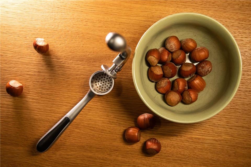 Lassen sich Haselnüsse auch mit einer Knoblauchpresse knacken?Christin Klose/dpa-tmn