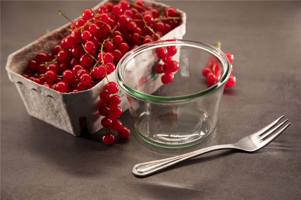 Lassen sich Johannisbeeren mit einer Gabel ganz einfach entstielen?Christin Klose/dpa-tmn