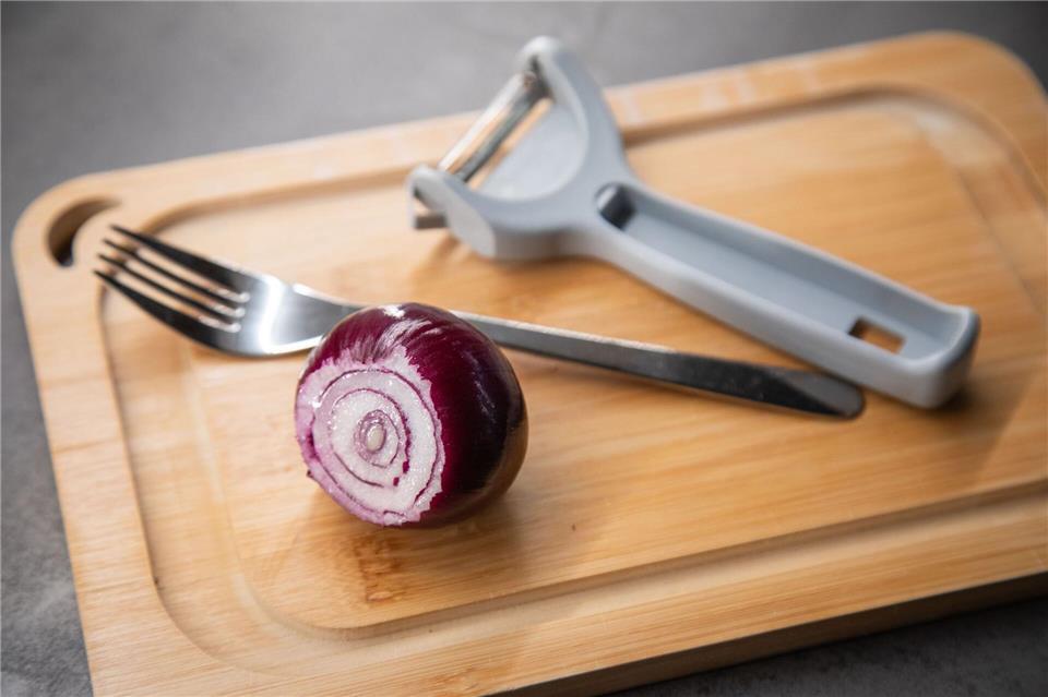 Lassen sich Zwiebeln schneller mit einem Schäler schneiden?Christin Klose/dpa-tmn