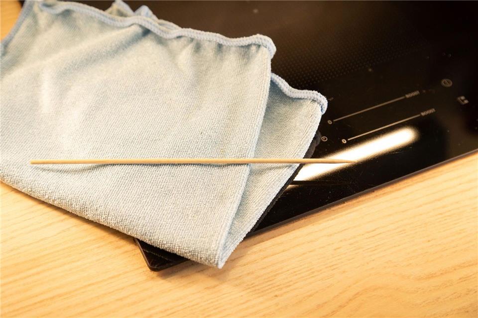 Lassen sich hartnäckige Verschmutzungen unter dem Kochfeldrand mit einem Spieß entfernen?Christin Klose/dpa-tmn