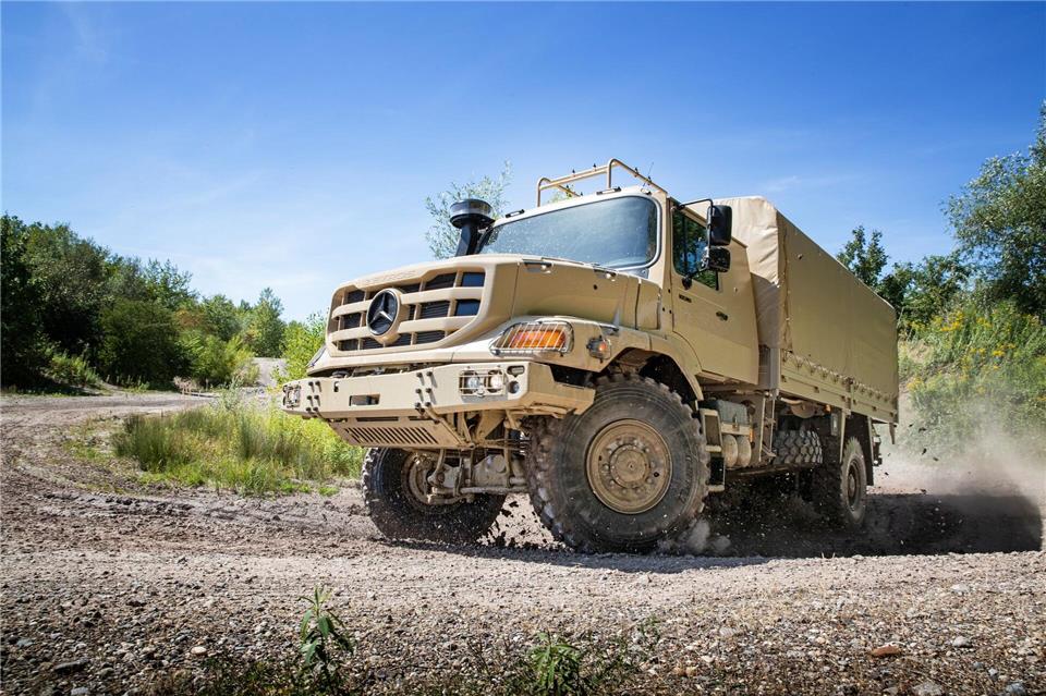 Lastentier in Reinform: Der Mercedes Zetros bringt Güter im militärischen und zivilen Auftrag ans Ziel - auch wenn dieses fernab asphaltierter Routen liegt.Henrik Morlock/Daimler Truck AG/dpa-tmn