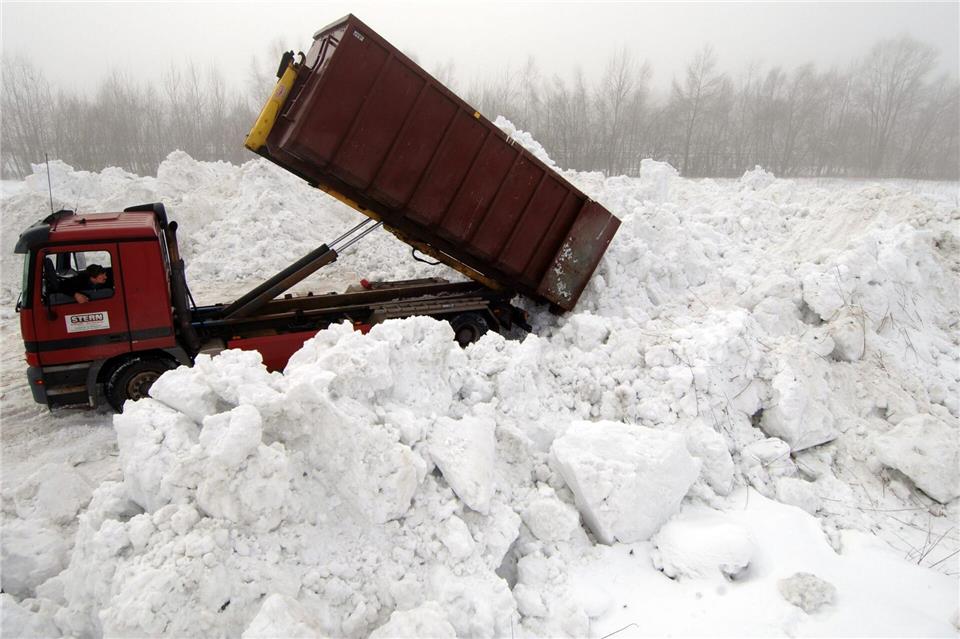Laster fuhren die Schneemassen aus den Orten. (Archivbild)Armin Weigel/dpa