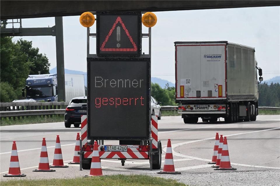 Lastwagen mussten an der Grenze umdrehen. Felix Hörhager/dpa