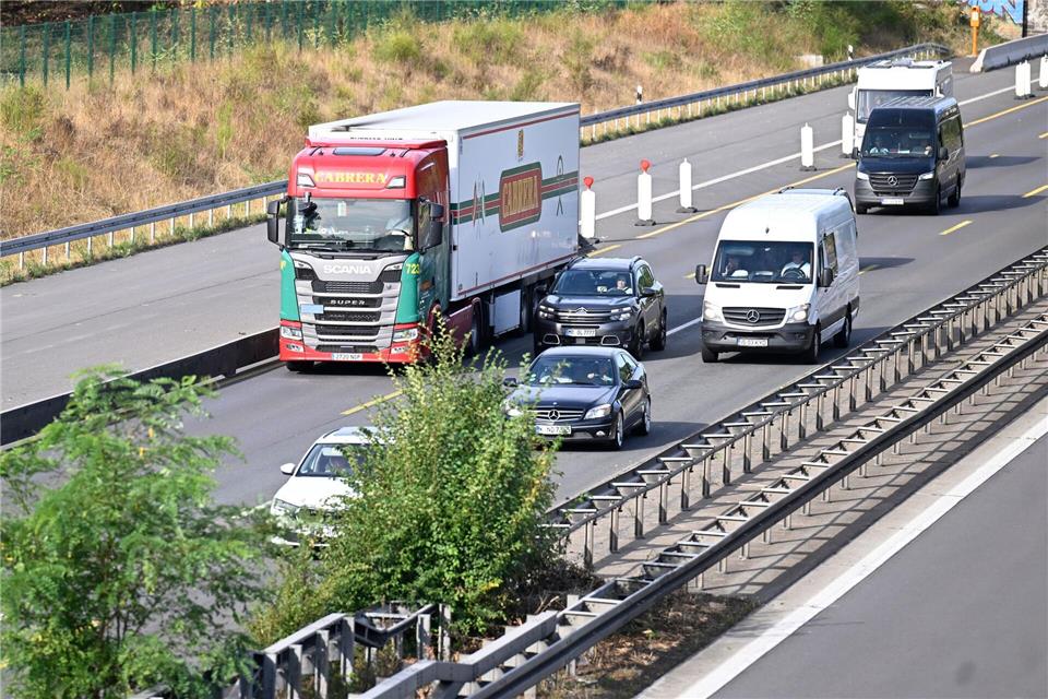 Lastwagen sollen Lieferungen übernehmen, die wegen des Niedrigwassers in Flüssen nicht per Schiff transportiert werden können (Symbolbild)Roberto Pfeil/dpa