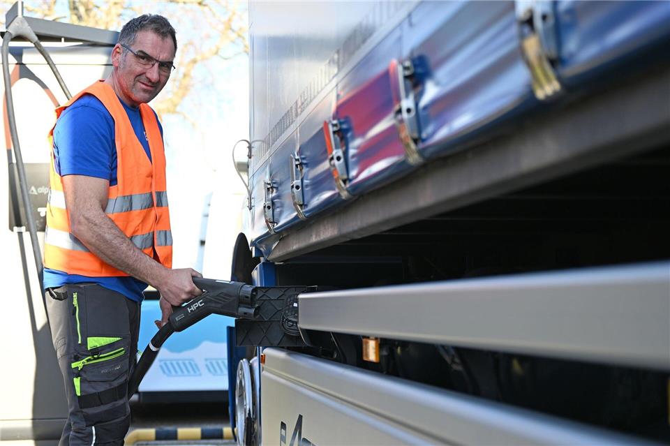 Lastwagenfahrer Michael Grimm lädt seinen E-Lkw auf dem Gelände der WP Spedition in Zwickau. David Hammersen/dpa