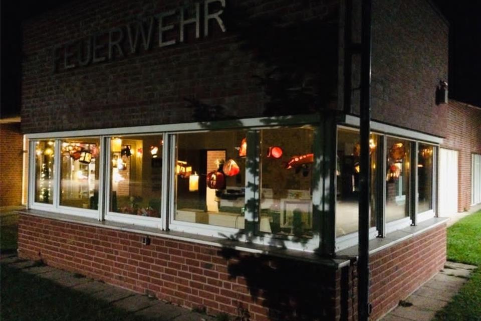 Laternen verschönern jetzt die Feuerwehrgerätehäuser.