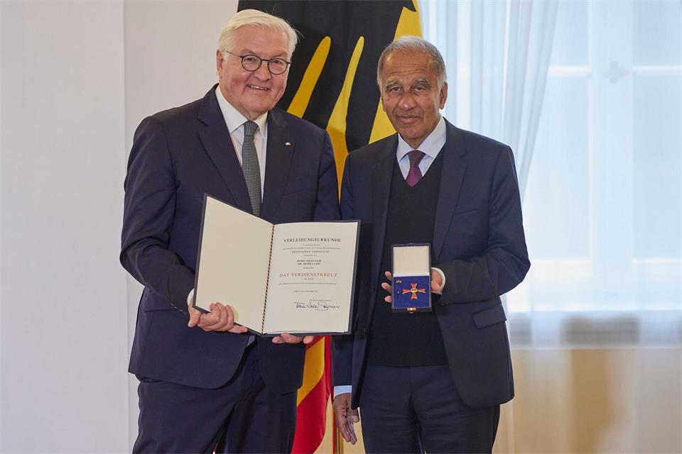 Latif (r) erhielt von Bundespräsident Frank-Walter Steinmeier 2023 den Verdienstorden. (Archivbild)Joerg Carstensen/dpa