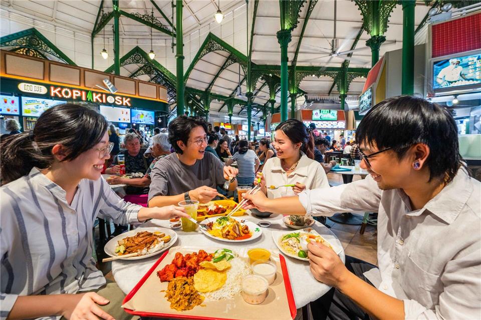 Lau Pa Sat im Business District: Diese historische Markthalle in einem viktorianischen Eisenbau aus dem 19. Jahrhundert gilt als eines der schönsten Hawker-Zentren in Singapur. Singapore Tourism Board/dpa-tmn