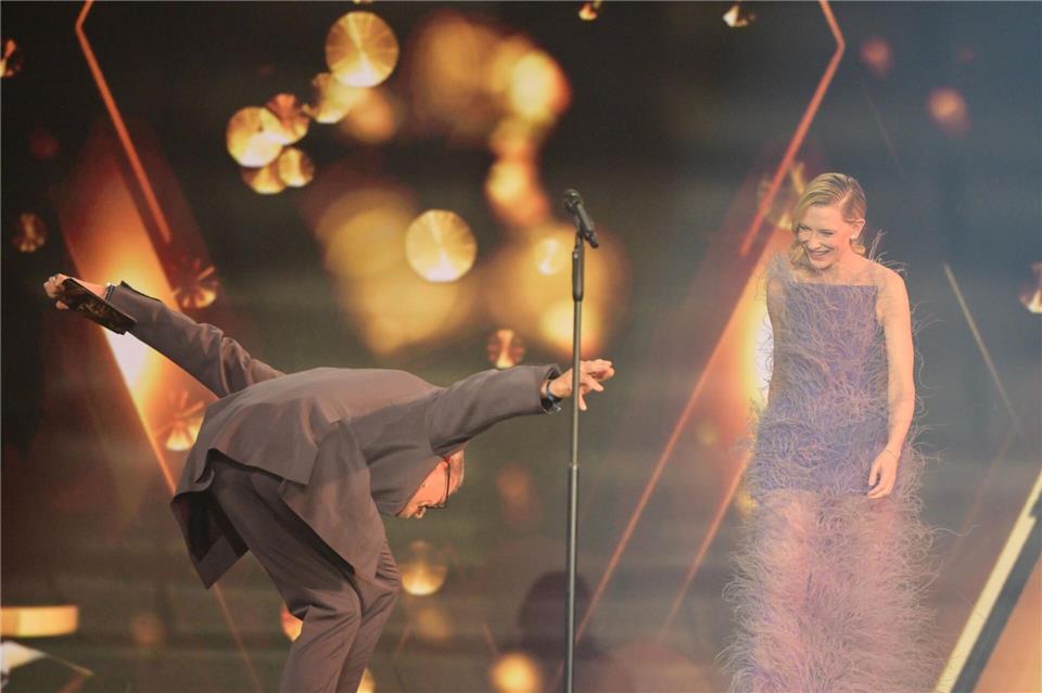 Laudator Götz Otto verneigt sich von Cate Blanchett.Peter Kneffel/dpa