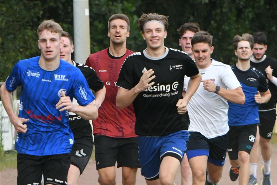 Laufeinheiten auf der Rundbahn der SG Borken: So sehen derzeit einige Trainingseinheiten des TV Borken aus, solange die Hallen in Borken dicht sind.