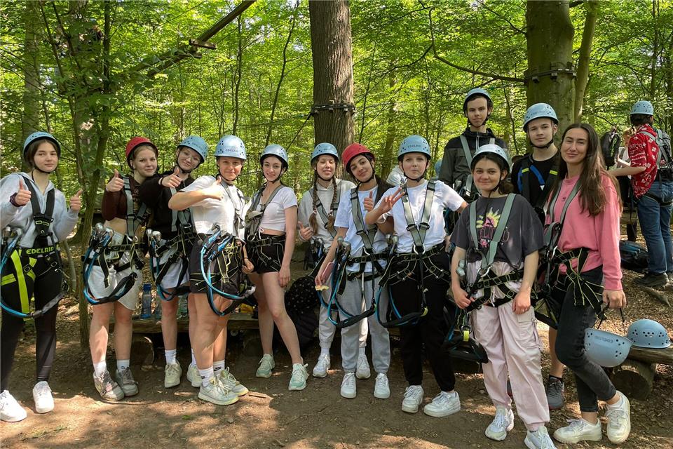 Laufen für die Ukraine: Die Schüler der Julia-Koppers-Gesamtschule sammelten bei einem Sponsorenlauf mehr als 20.000 Euro. Dieses Geld wurde unter anderem auch dafür genutzt, dass junge Flüchtlinge eine Auszeit im Kletterwald nehmen konnten. BZ-Archiv