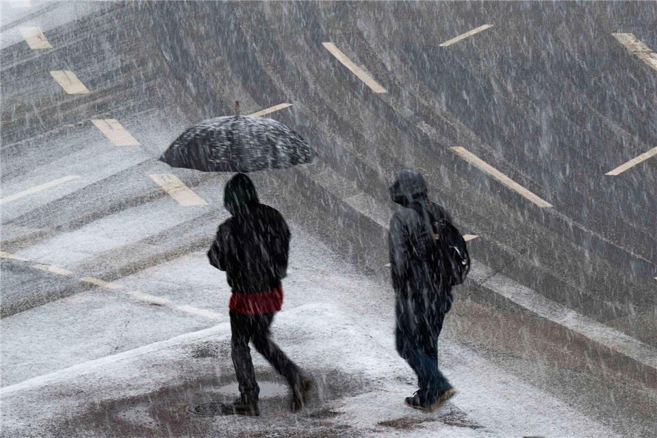 Laufen gegen den Schnee Boris Roessler/dpa