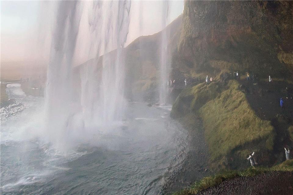 Laufen hinter der Wassergardine - möglich ist das am Seljalandsfoss.Manuel Meyer/dpa-tmn