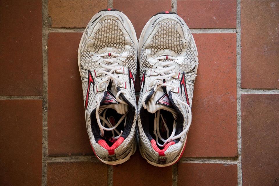 Laufschuhe ziehen Intersport zufolge immer häufiger in den Alltag ein. (Symbolbild)Julian Stratenschulte/dpa