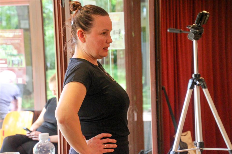 Lauma Leišovnika bereitet die Tanzgruppe auf den Auftritt in Borken vor.