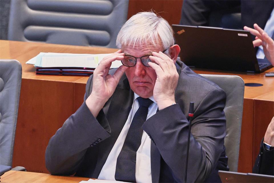 Laumann weist Befürchtungen vor drastischen Einschnitten bei der Versorgung durch Rettungsdienste zurück.Oliver Berg/dpa