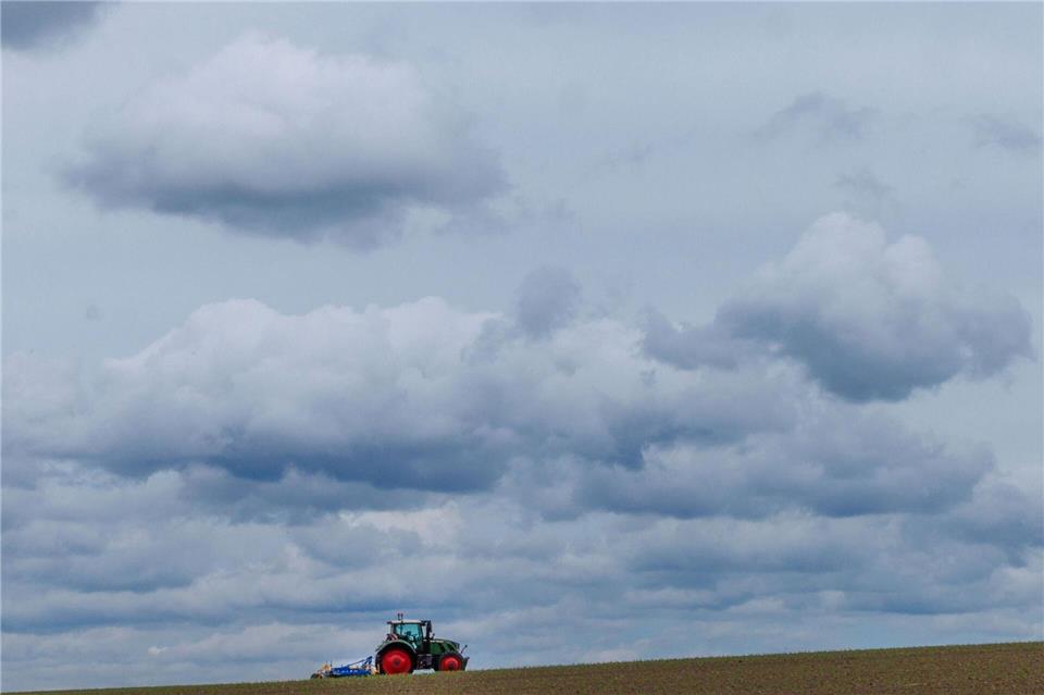 Launig zeigt sich das Wetter zum Start in die neue Woche - auf heiteres Wetter folgen am Montag vermehrt Wolken und Regenschauer. (Symbolbild)Jens Büttner/dpa