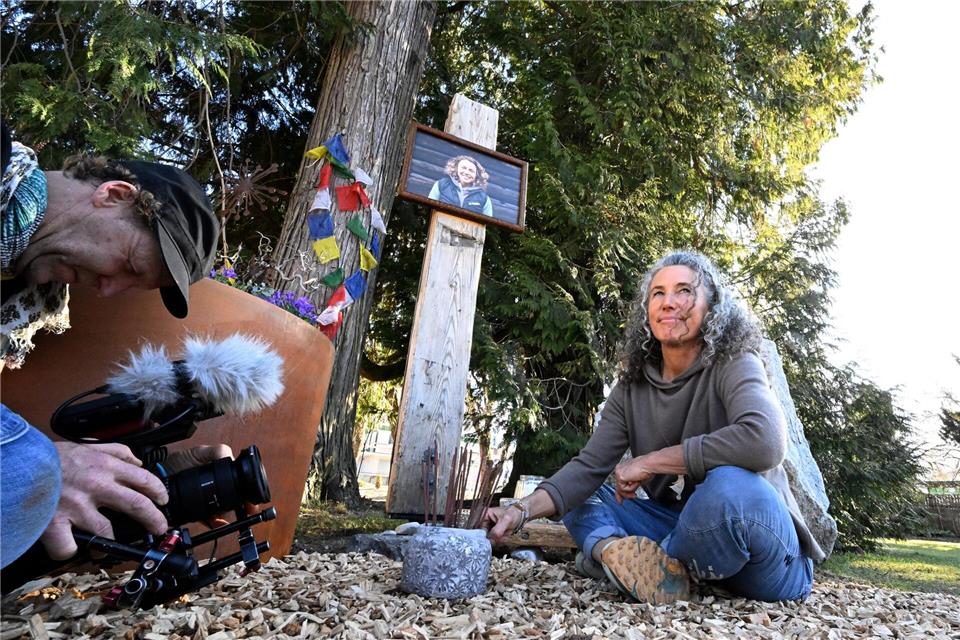 Laura Dahlmeiers Mutter an der Gedenkstätte in dem Park, der jetzt Laura Dahlmeier Park heißt. Felix Hörhager/dpa