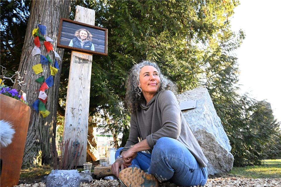 Laura Dahlmeiers Mutter hat zusammen mit der Familie die Gedenkstätte in dem Park gestaltet, der jetzt Laura-Dahlmeier-Park heißt.Felix Hörhager/dpa