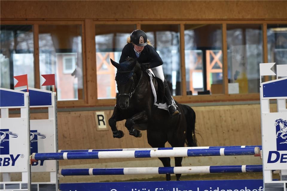 Laura Emming vom ZRFV Borken belegte beim Hallenturnier in Heiden mit Motsi Mabuse den dritten Rang in einer Springpferdeprüfung der Klasse A**.