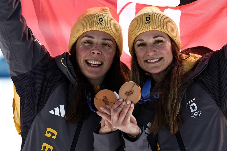 Laura Gimmler (r) gewann Olympia-Bronze im Teamsprint. (Archivbild)Daniel Karmann/dpa