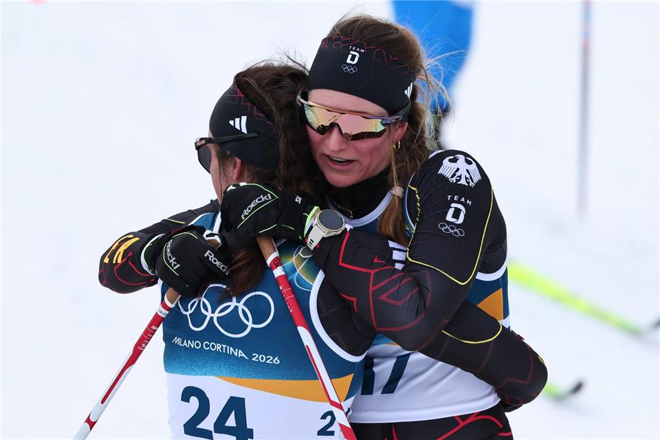 Laura Gimmler (r) und Coletta Rydzek spenden sich gegenseitig Trost.Daniel Karmann/dpa