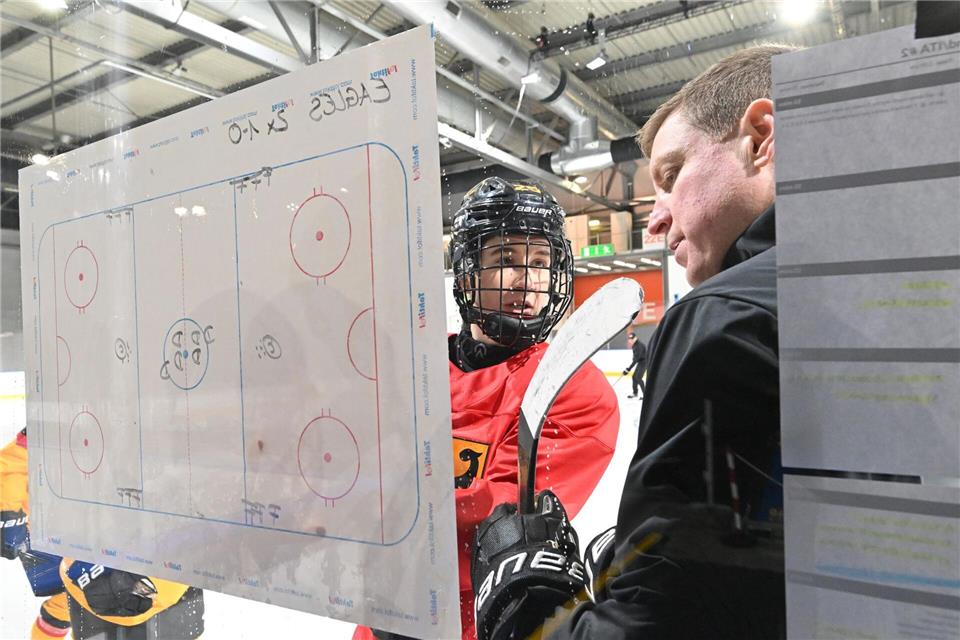 Laura Kluge bereitet sich im Training auf das Auftaktspiel gegen Schweden vor. Peter Kneffel/dpa