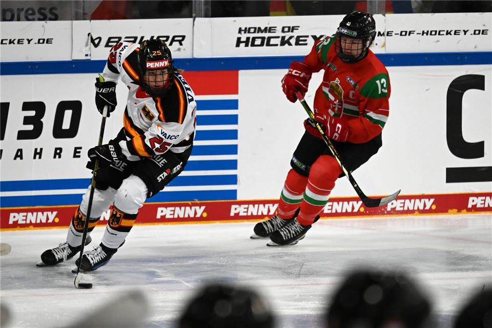 Laura Kluge (l) spielt in der nordamerikanischen Profiliga PWHL.Markus Lenhardt/dpa