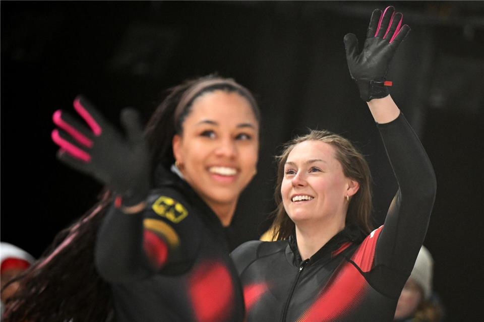 Laura Nolte (Pilotin, r) und Anschieberin Deborah Levi reagieren im Ziel beim Zweierbob-Wettkampf bei den Olympischen Winterspielen Mailand Cortina 2026.Robert Michael/dpa