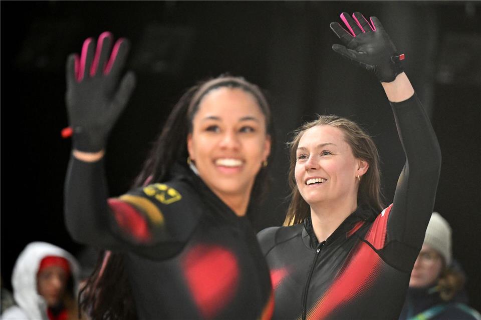 Laura Nolte (Pilotin, r) und Anschieberin Deborah Levi stehen vor ihrem zweiten Olympiasieg im Zweierbob. Robert Michael/dpa