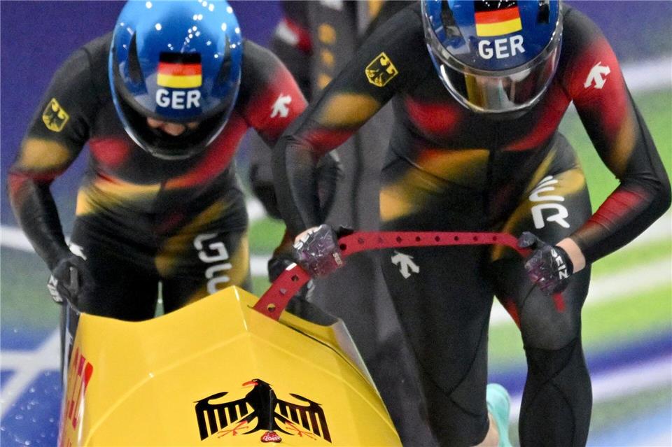 Laura Nolte (Pilotin) und Anschieberin Deborah Levi (Deutschland) legten im ersten Lauf gleich Start- und Bahnrekord hin. Robert Michael/dpa