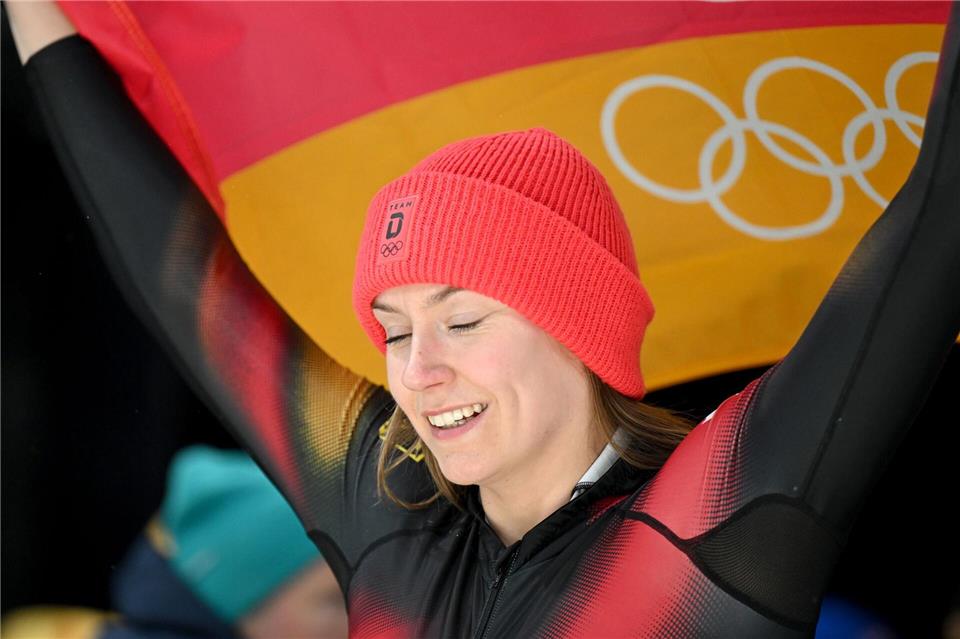 Laura Nolte freute sich zunächst über Olympia-Silber.Robert Michael/dpa