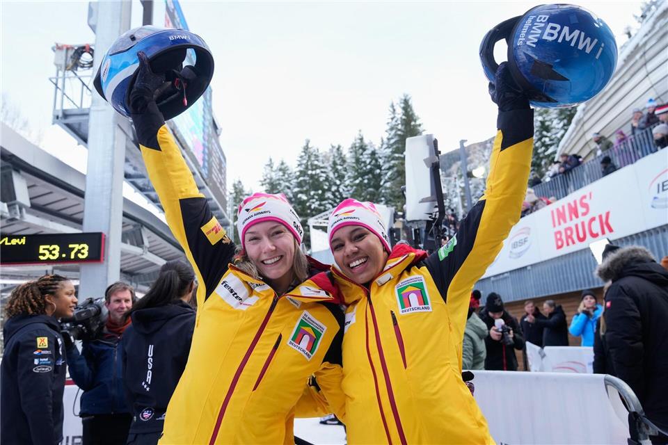 Laura Nolte (l) und Deborah Levi gewinnen souverän im Zweierbob.Matthias Schrader/AP/dpa