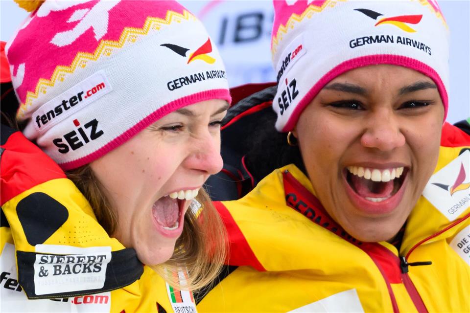 Laura Nolte (l) und Deborah Levi jubeln nach dem Sieg im Zweierbob beim Heimweltcup in Winterberg.Robert Michael/dpa