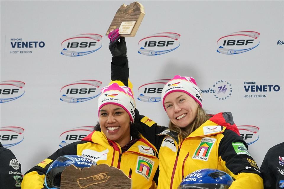 Laura Nolte und Deborah Levi jubeln auf dem Podium nach Zweierbob-Sieg in CortinaAndrew Medichini/AP/dpa