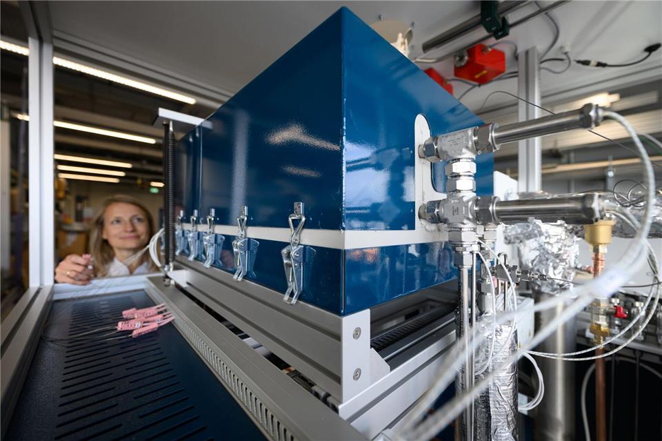 Laura Nousch, Projektleiterin des Esa-Projekts am Fraunhofer-Institut für Keramische Technologien und Systeme IKTS, arbeitet an der Montage des Labordemonstrators eines Brennstoffzellensystems. Der Aufbau soll die Stromversorgung für einen Messroboter liefern, der auf einem Eismond des Saturns landen soll.Robert Michael/dpa