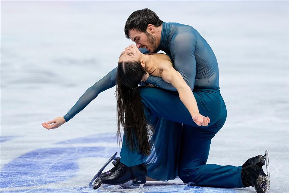 Laurence Fournier Beaudry (l) und Guillaume Cizeron holten in Prag ihren ersten gemeinsamen WM-Titel.Petr David Josek/AP/dpa
