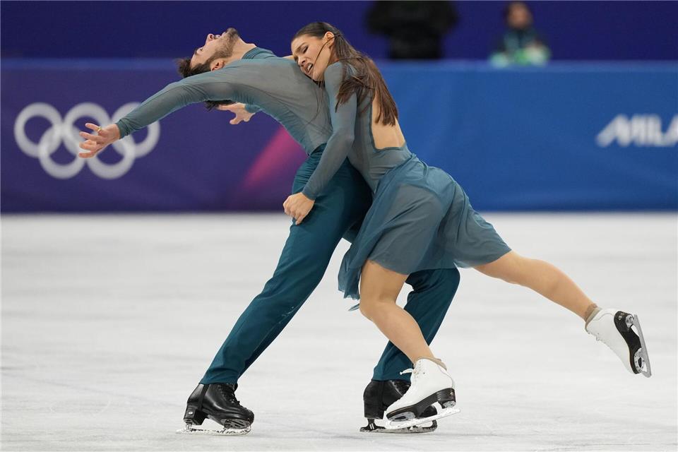 Laurence Fournier Beaudry (r) und Guillaume Cizeron gewannen die Eistanz-Konkurrenz in Mailand.Stephanie Scarbrough/AP/dpa