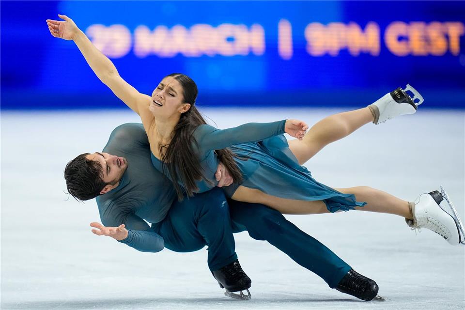 Laurence Fournier Beaudry (r) und Guillaume Cizeron siegten bei der Eiskunstlauf-WM in Prag mit deutlichem Vorsprung.Petr David Josek/AP/dpa