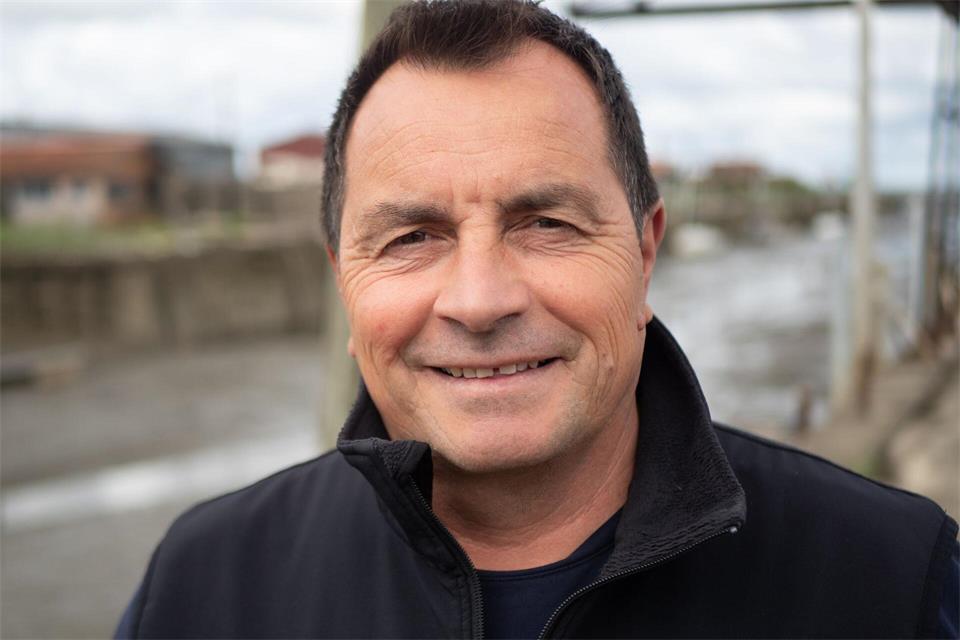 Laurent Bidart ist Austernzüchter in der dritten Generation. Fast täglich fährt er auf einem Flachboot zu seiner Farm im Becken von Arcachon hinaus. Andreas Drouve/dpa-tmn