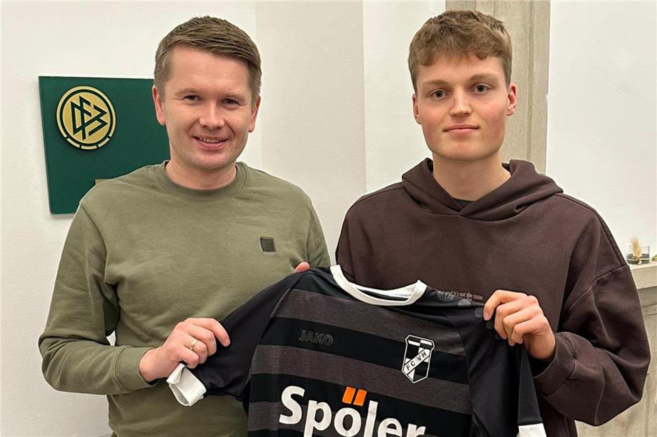 Laurin Büdding (rechts) kommt im Winter aus Biemenhorst – zur Freude von Heidens Sportlichem Leiter Tobias Terlau.