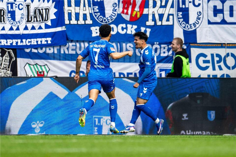Laurin Ulrich (r) bejubelt das frühe Tor mit Herbert Bockhorn Julius Frick/dpa