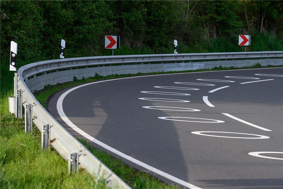 Laut ADAC kam es in den sogenannten Schedener Kurven in der Vergangenheit zu einer Vielzahl von Unfällen.Swen Pförtner/dpa