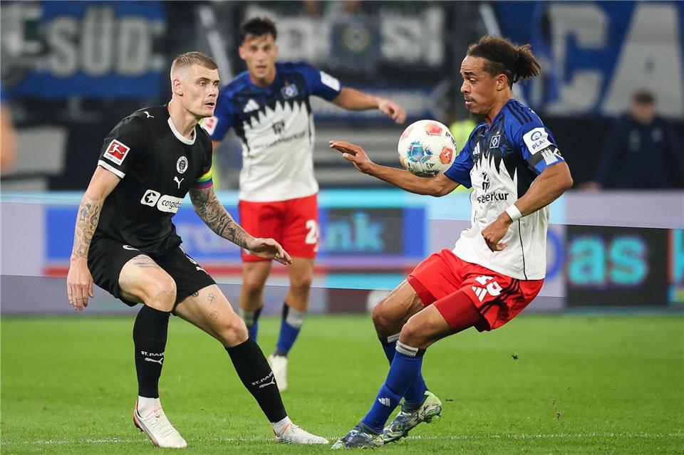 Laut „Abendblatt“ wird St. Paulis Eric Smith (l) von Leicester City umworben.Christian Charisius/dpa