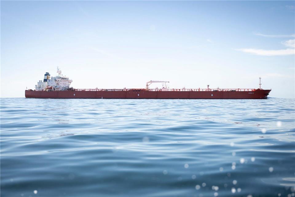 Laut Analysen der Umweltschutzorganisation Greenpeace wird russisches Öl wegen eines strengeren Vorgehens anderer Ostsee-Anrainer nun dichter an der deutschen Küste vorbei transportiert.Philip Dulian/dpa