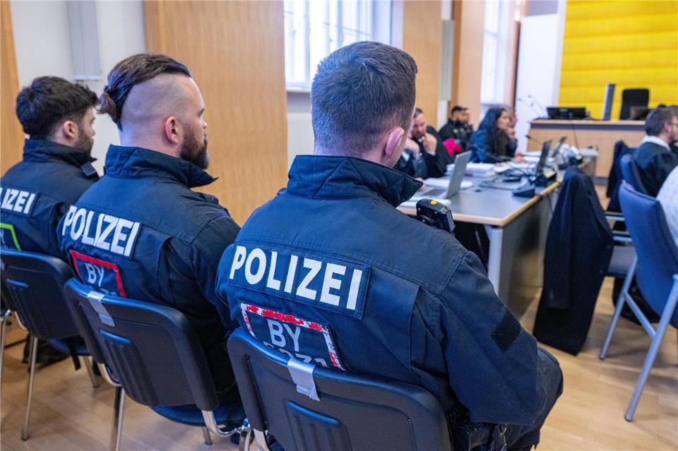 Laut Anklage überwältigten vier Männer am 17. August 2024 einen Mitarbeiter des BKH Straubing, um die Öffnung der Pforte zu erzwingen.Armin Weigel/dpa