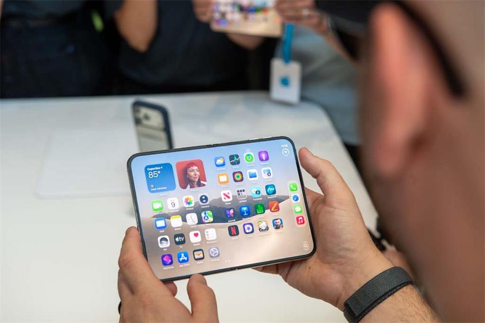 Laut Apple soll beim iPhone Duo die Falte in der Mitte des aufklappbaren Bildschirms deutlich weniger sichtbar sein als in Modellen der Konkurrenz.Andrej Sokolow/dpa