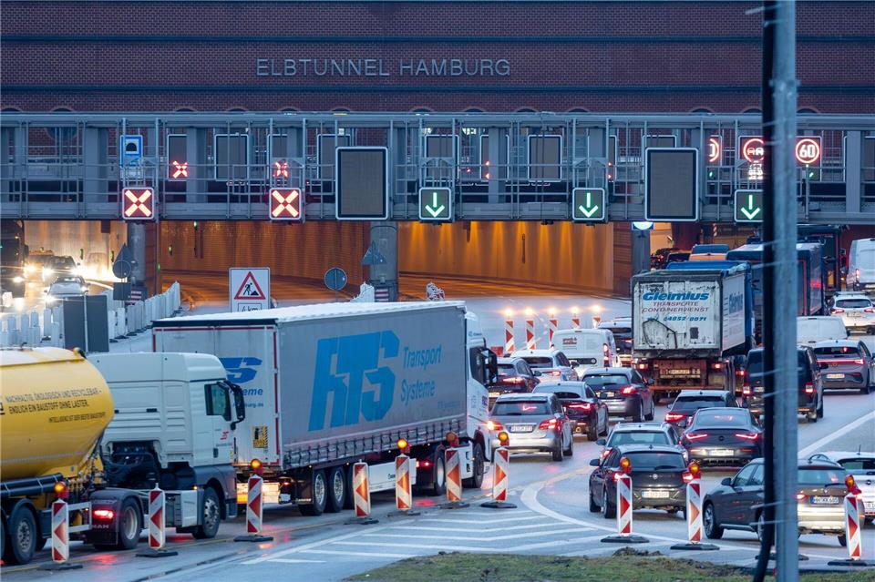 Laut Autobahn GmbH fahren im Schnitt täglich mehr als 120.000 Fahrzeuge durch den Elbtunnel. Bodo Marks/dpa