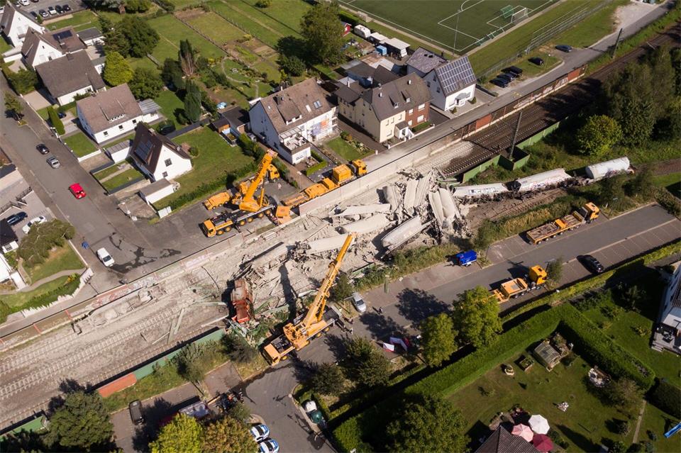 Laut Bericht waren die Lok sowie fast alle Waggons aus den Gleisen gesprungen. Bis die Strecke freigegeben werden konnte, dauerte es Wochen. (Archivbild)Friso Gentsch/dpa